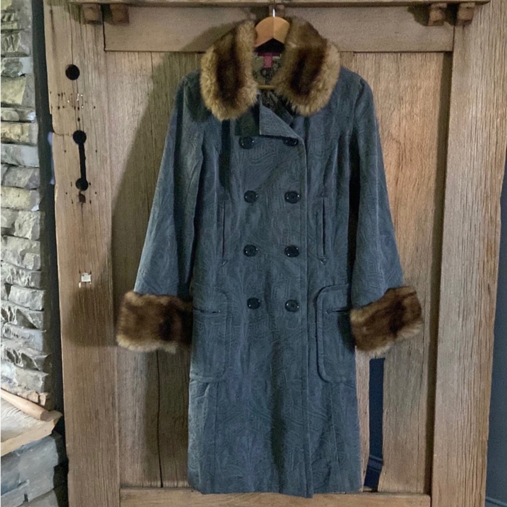 Vintage Coat w Plush Fur Collar